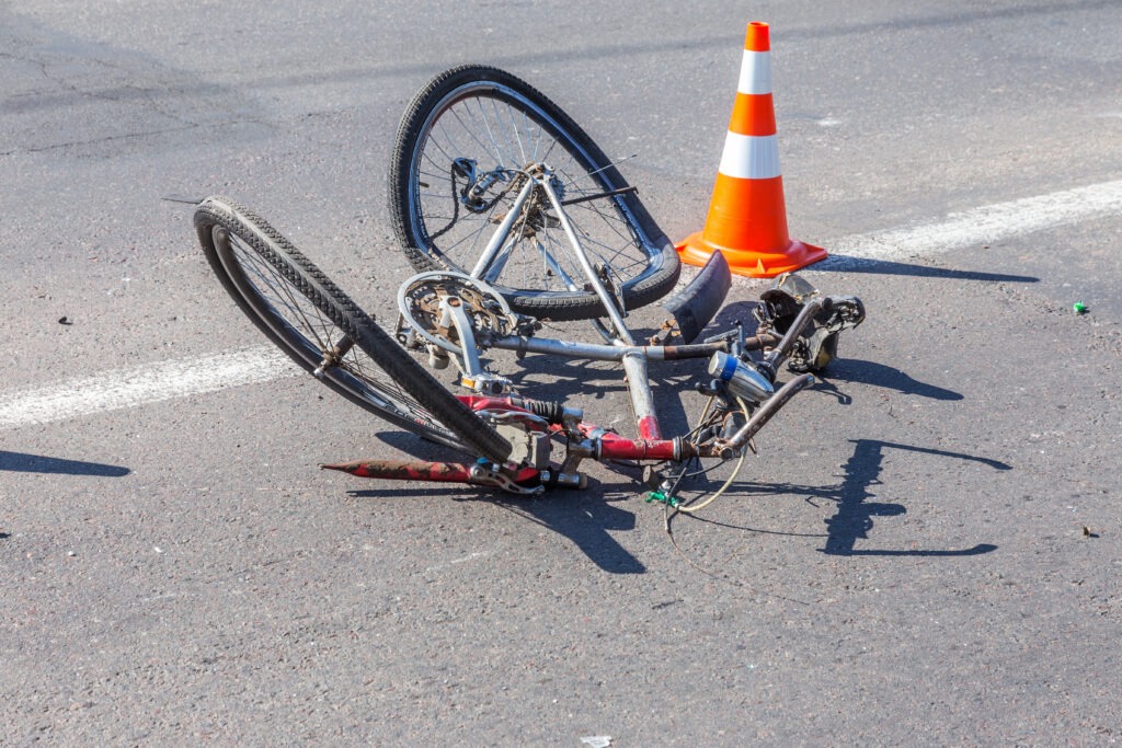 ¿Cómo difieren legalmente los accidentes de bicicleta con peatones de aquellos que involucran automóviles?